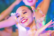 微笑自信芭蕾舞美女演员图片