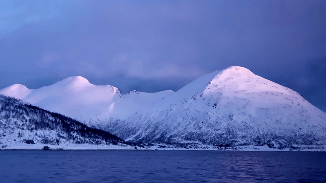 冬季挪威雪山山脉图片