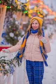 冬季圣诞集市俄罗斯美女写真图片