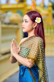 泰国美女双手合十祈祷图片