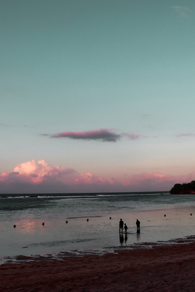 夏日黄昏巴厘岛海滩图片