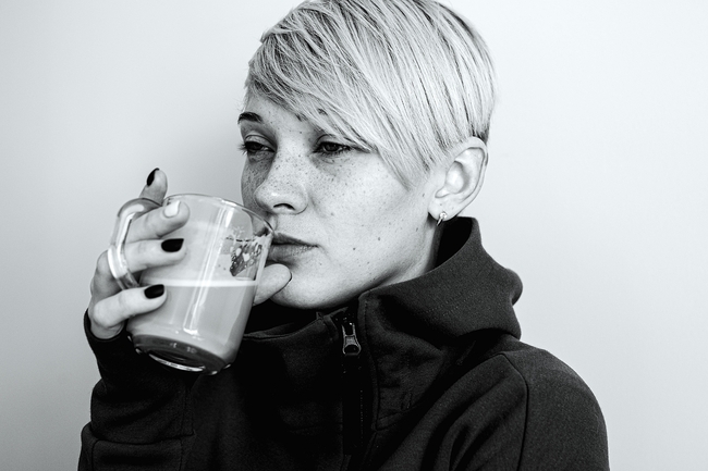 美女喝咖啡黑白肖像图片