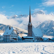 冬天瑞士雪山建筑雪景图片