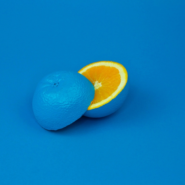 涂蓝色颜料的橙子图片