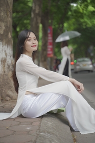 越南花季少女白色奥黛美女图片