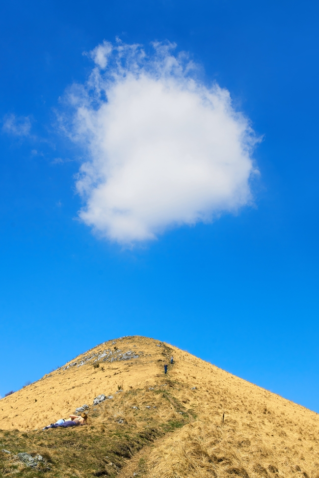 万里晴空远足山坡风景图片