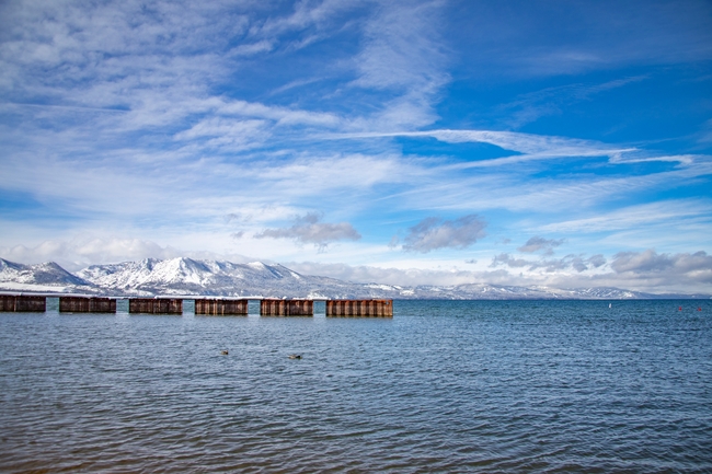 冬季雪山湖泊风景图片