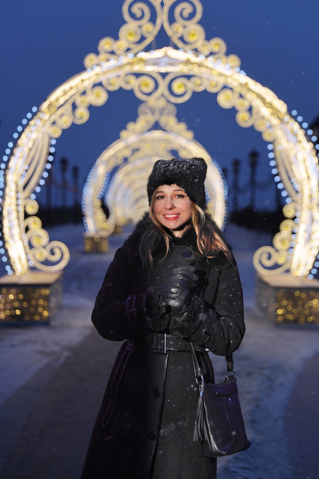 冬季黑色大衣俄罗斯美女图片