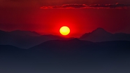 黄昏山头夕阳红图片