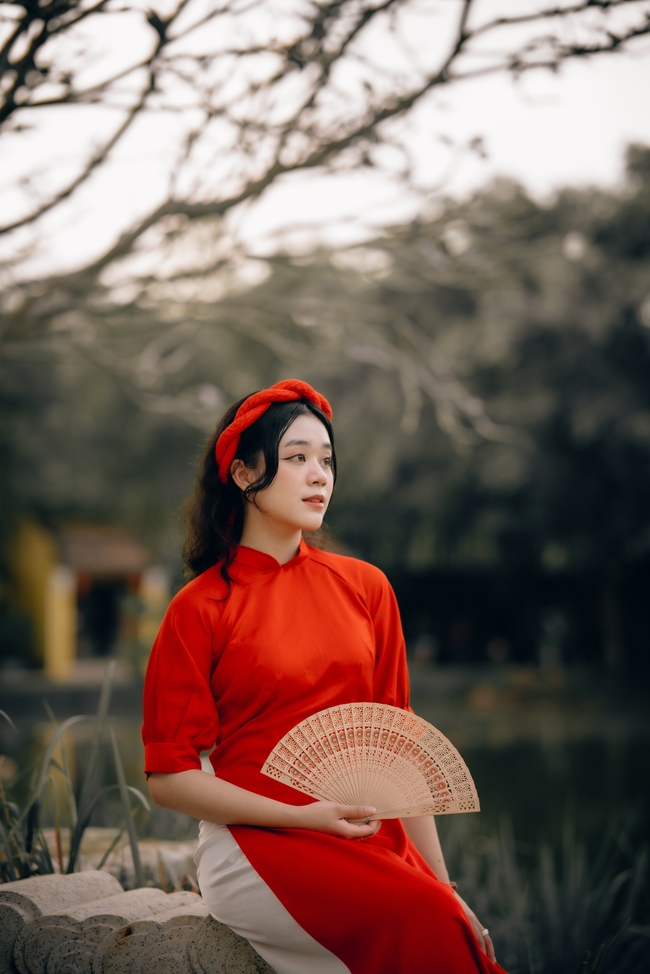 越南气质红色奥黛美女写真图片