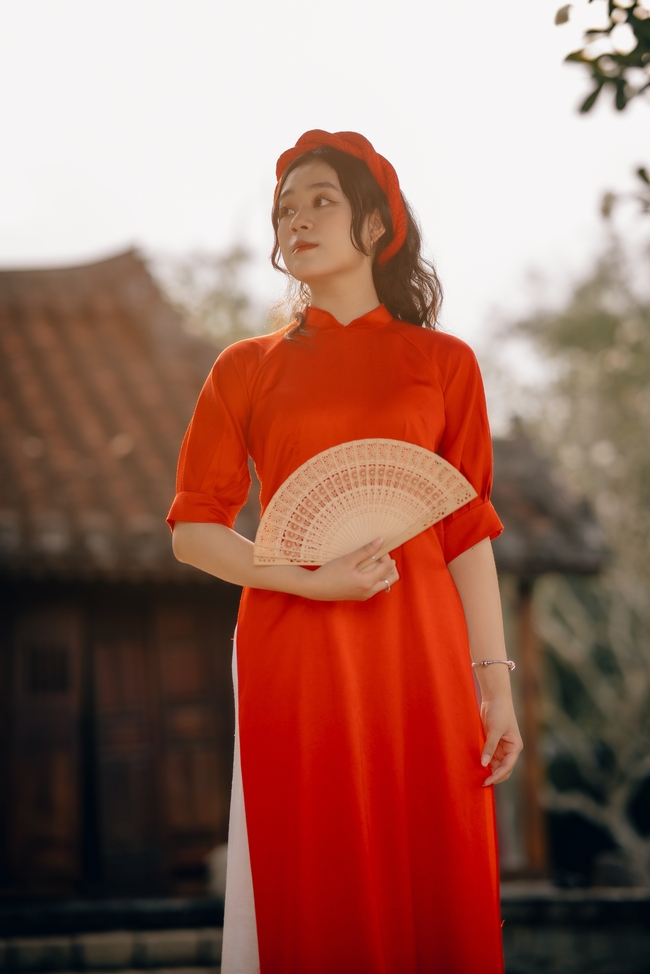 古典气质红色奥黛旗袍美女写真图片