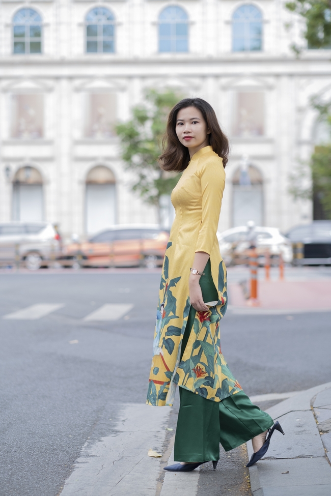 亚洲时尚街拍奥黛旗袍美女图片