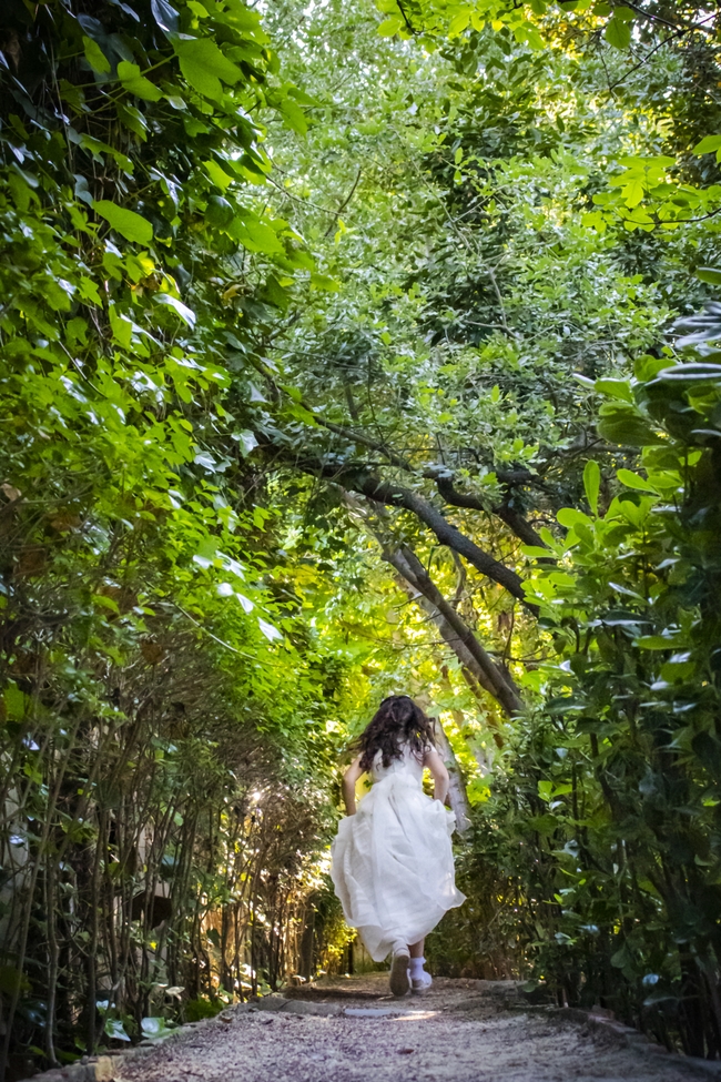 白色婚纱美女树林奔跑背影图片