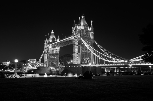 伦敦桥黑白建筑夜景图片