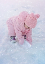 冬天雪地萌娃打雪仗图片