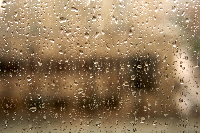 下雨天玻璃水滴背景图片