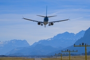 乡村田园上空的飞机图片