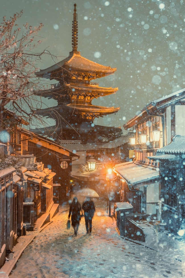 唯美浪漫雪中建筑情侣漫步图片