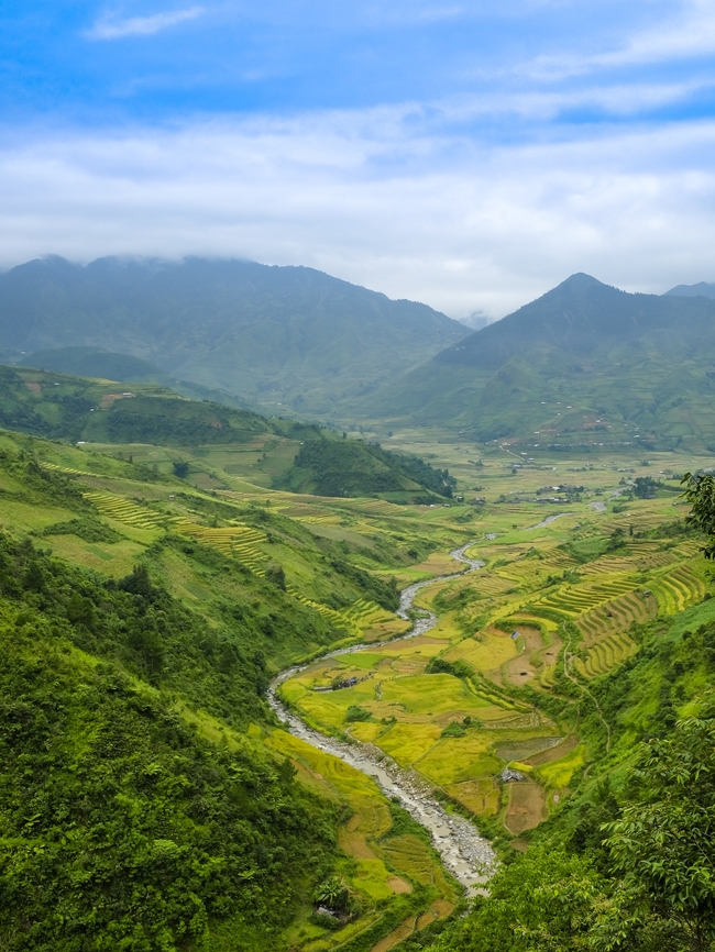 山区丘陵梯田山脉风光摄影图片