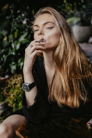 欧美抽烟性感美女图片
