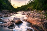 山间流动的山泉水图片