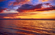 紫色黄昏大海火烧云图片