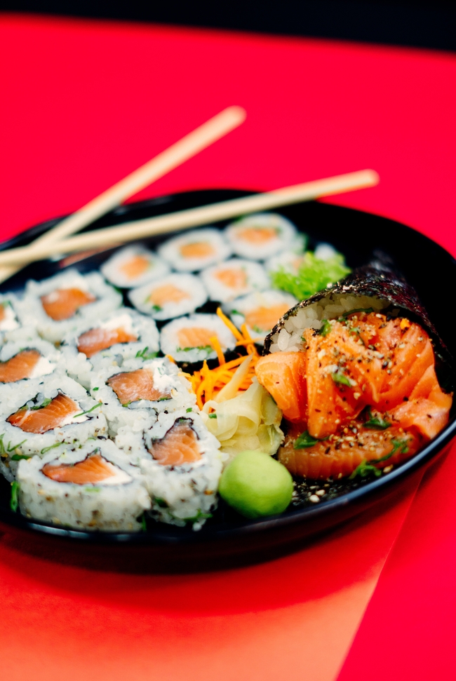 一盘鲜美日式海鲜寿司图片