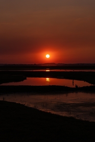 黄昏湖泊夕阳红美景图片