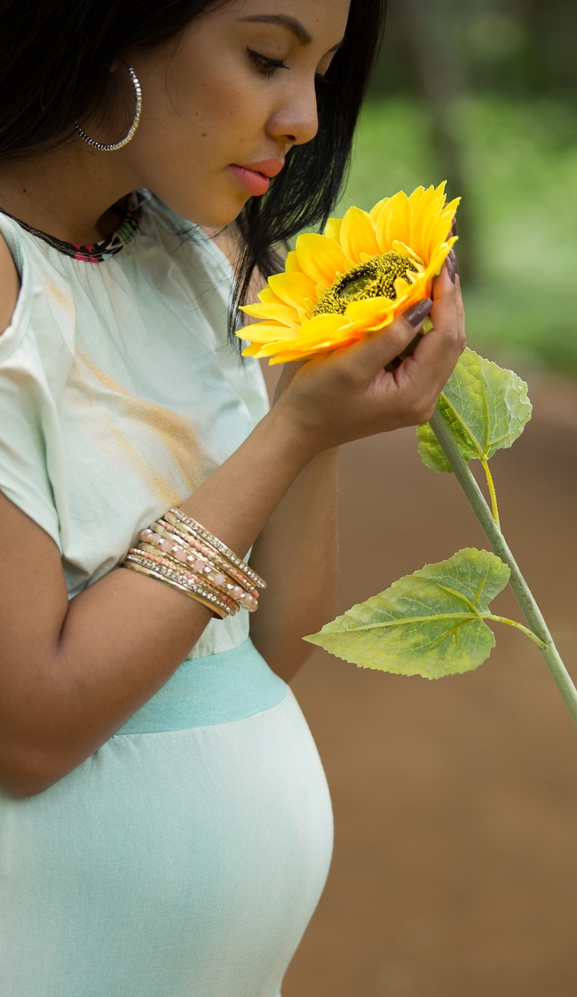 孕妇美女手捧向日葵花枝图片