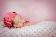 粉色可爱女婴儿宝宝睡觉图片