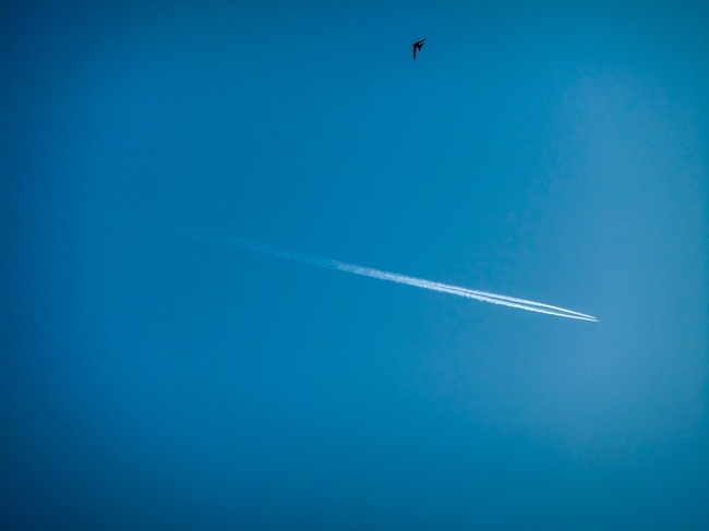蓝色天空飞机轨道背景图片