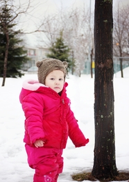 冬季雪地可爱女宝宝图片