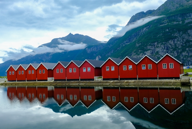 挪威斯堪的纳维亚山水湖泊小木屋图片