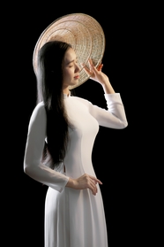 亚洲高挑白色奥黛旗袍美女写真图片