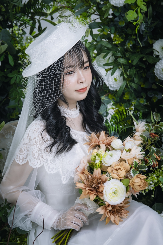 亚洲美女室内婚纱写真图片
