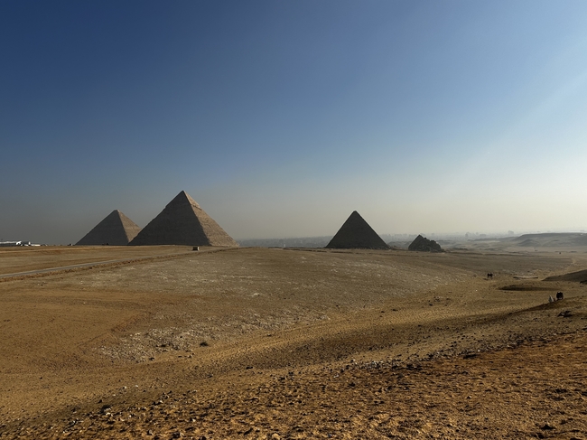 埃及沙漠古老金字塔图片
