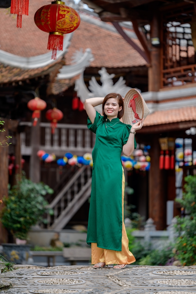 越南寺庙绿色奥黛美女图片
