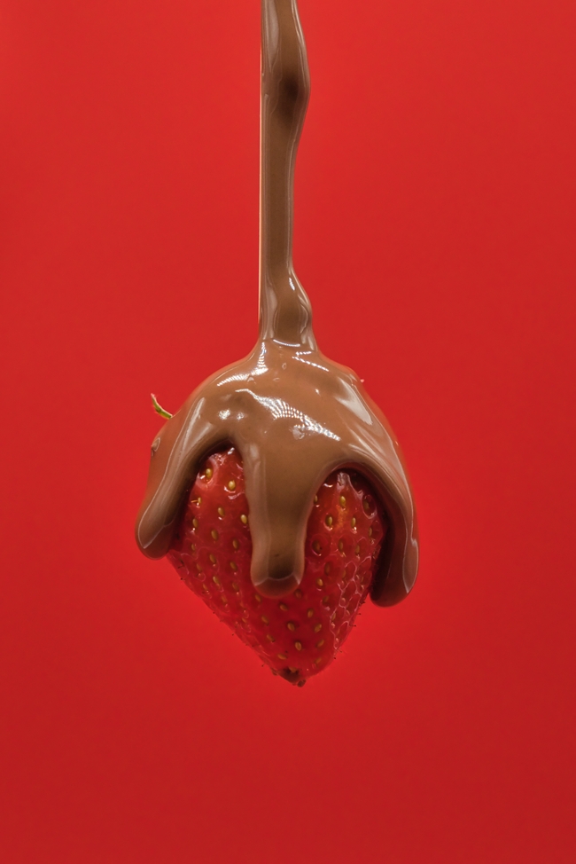 巧克力草莓动感摄影图片