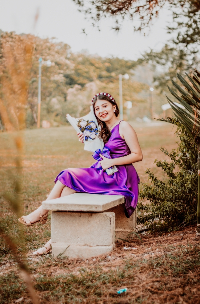 欧美户外紫色连衣裙美女写真图片