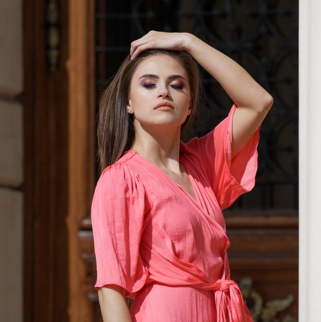 欧美时尚街拍粉色连衣裙美女图片