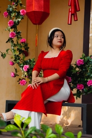 越南红色奥黛美女写真图片