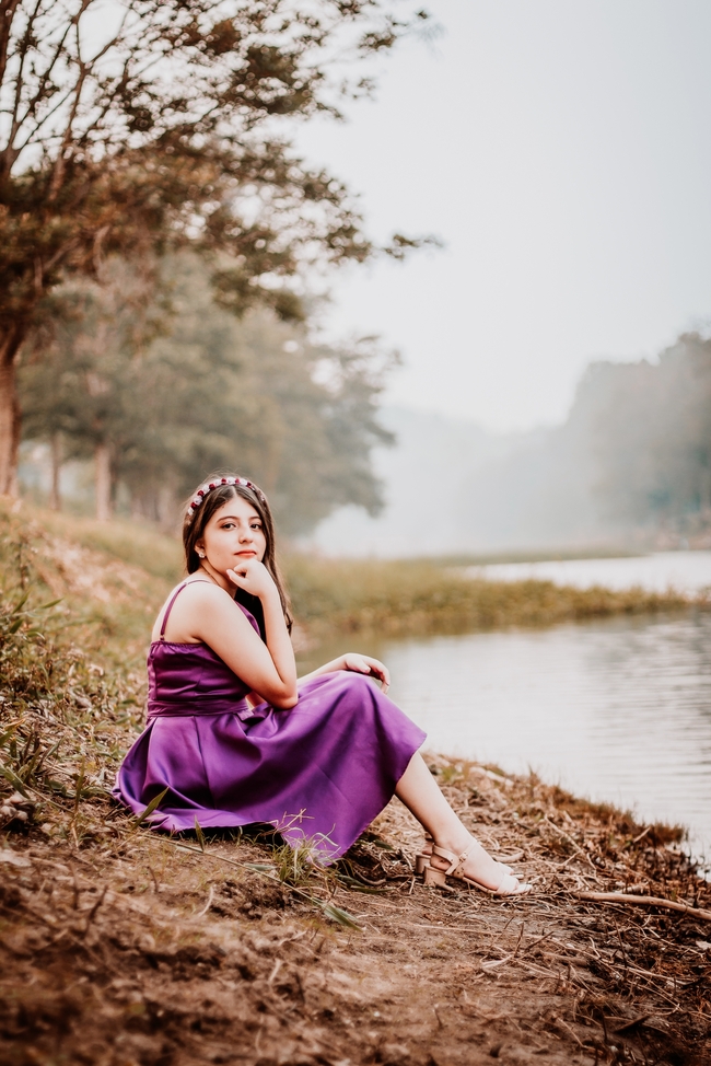 河边紫色连衣裙美女写真图片