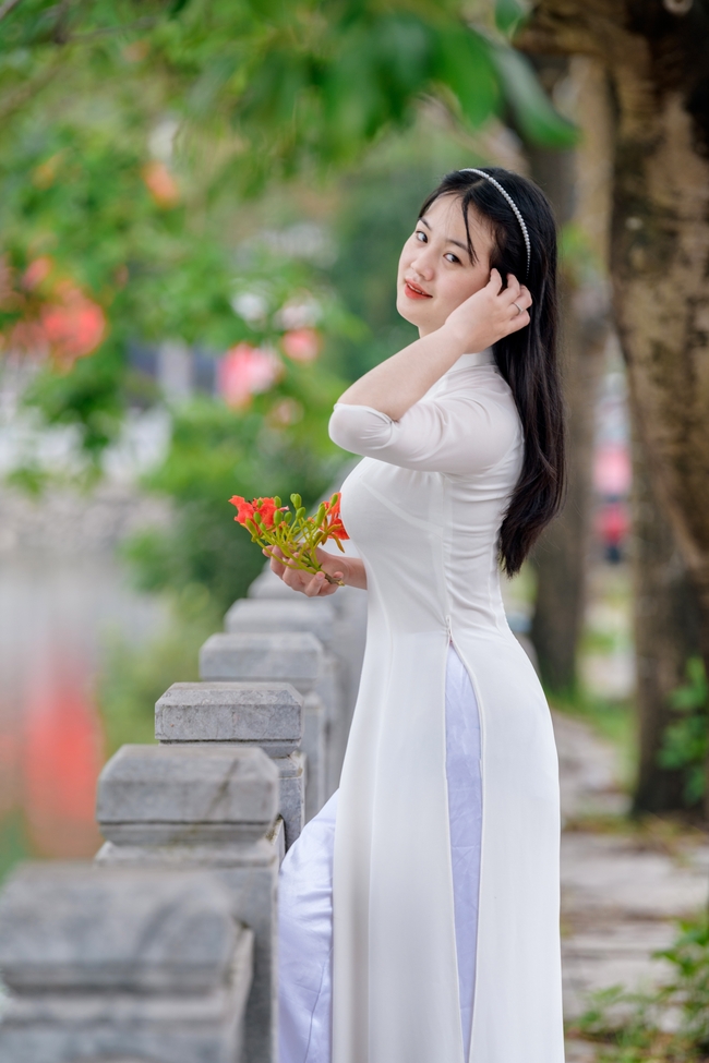 越南清纯气质白色奥黛美女写真图片