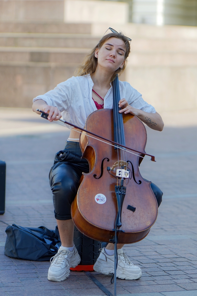 欧美街头少女拉大提琴图片