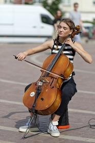 欧美美女街头拉大提琴图片