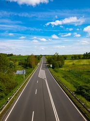 蓝天白云乡村水泥公路图片