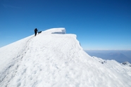 雪山之巅徒步旅行图片