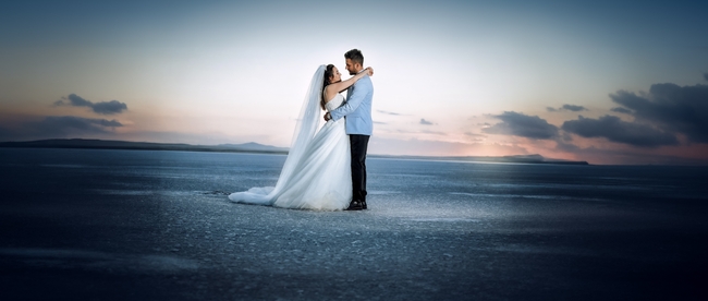 海边沙滩情侣婚纱写真摄影图片