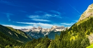 蓝天白云绿色阿尔卑斯山山脉图片