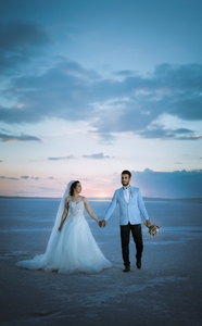 黄昏浪漫海边婚纱摄影图片
